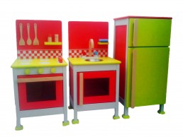 drvena igračka kuhinja za decu sa frižiderom, šporetom i sudoperom